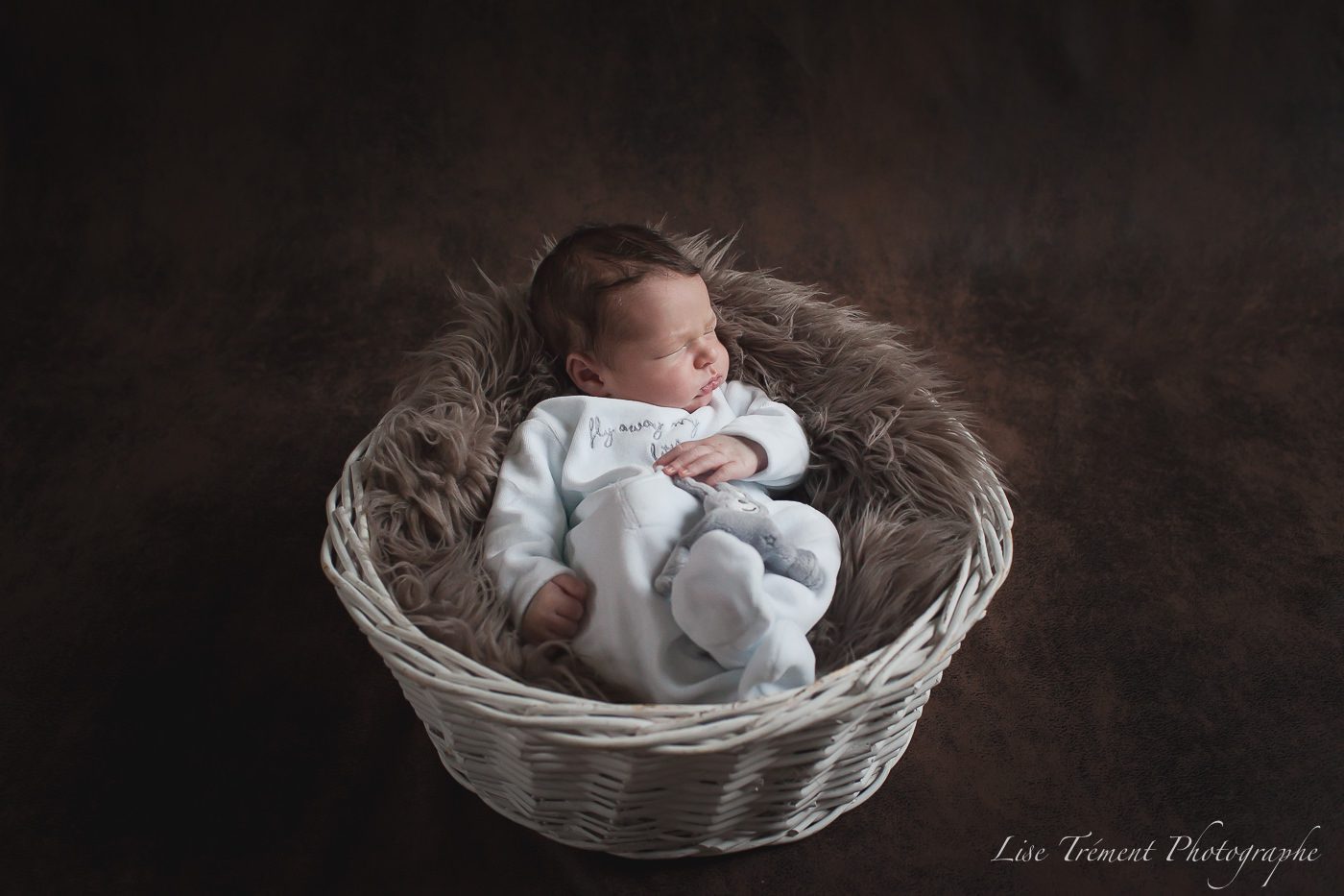 bébé dans une corbeille