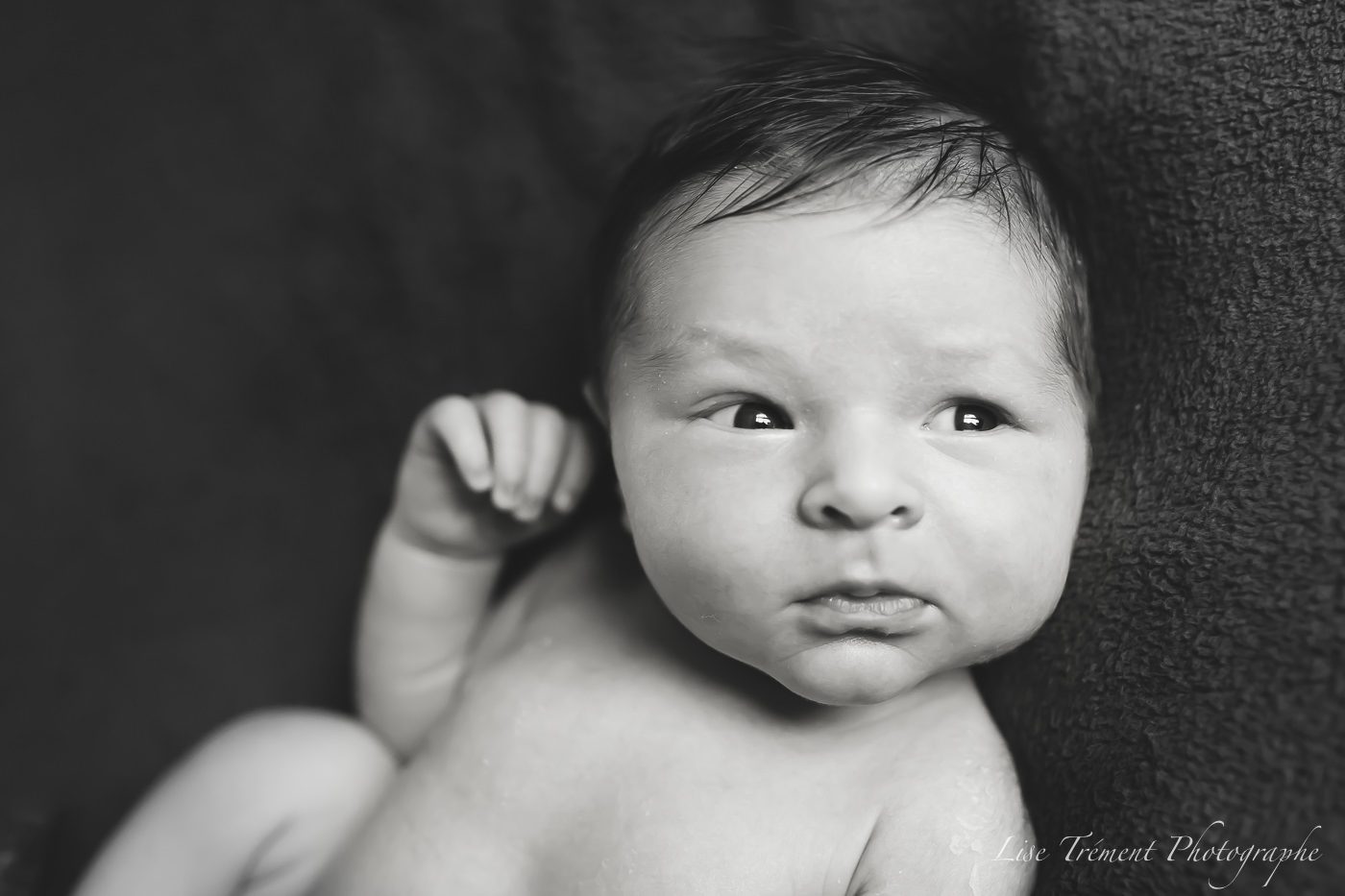 bébé les yeux ouverts
