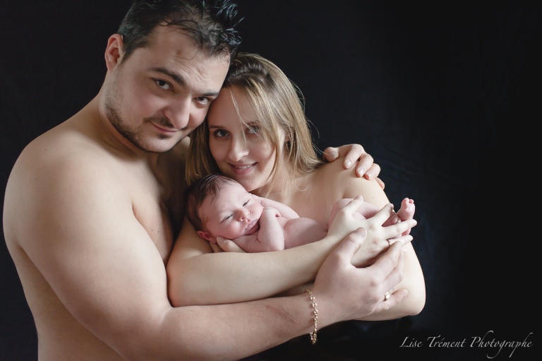 couple avec leur bébé dans les bras